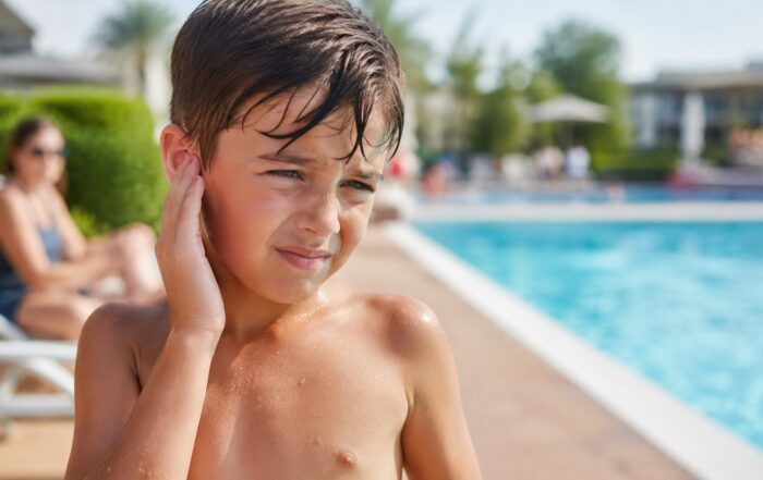 ¿Puede ir un niño a la piscina con otitis?