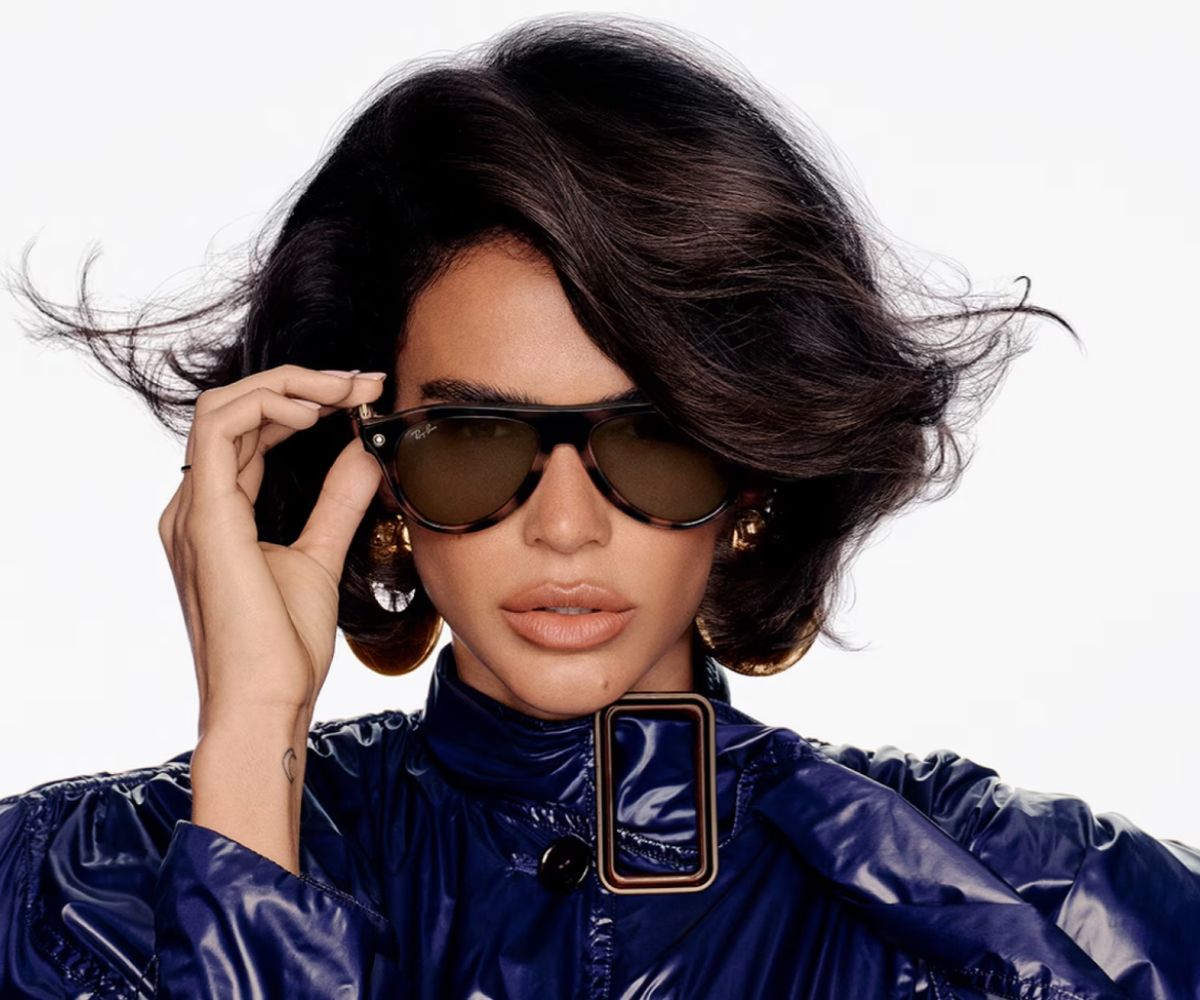 Mujer con gafas Ray-Ban Meta